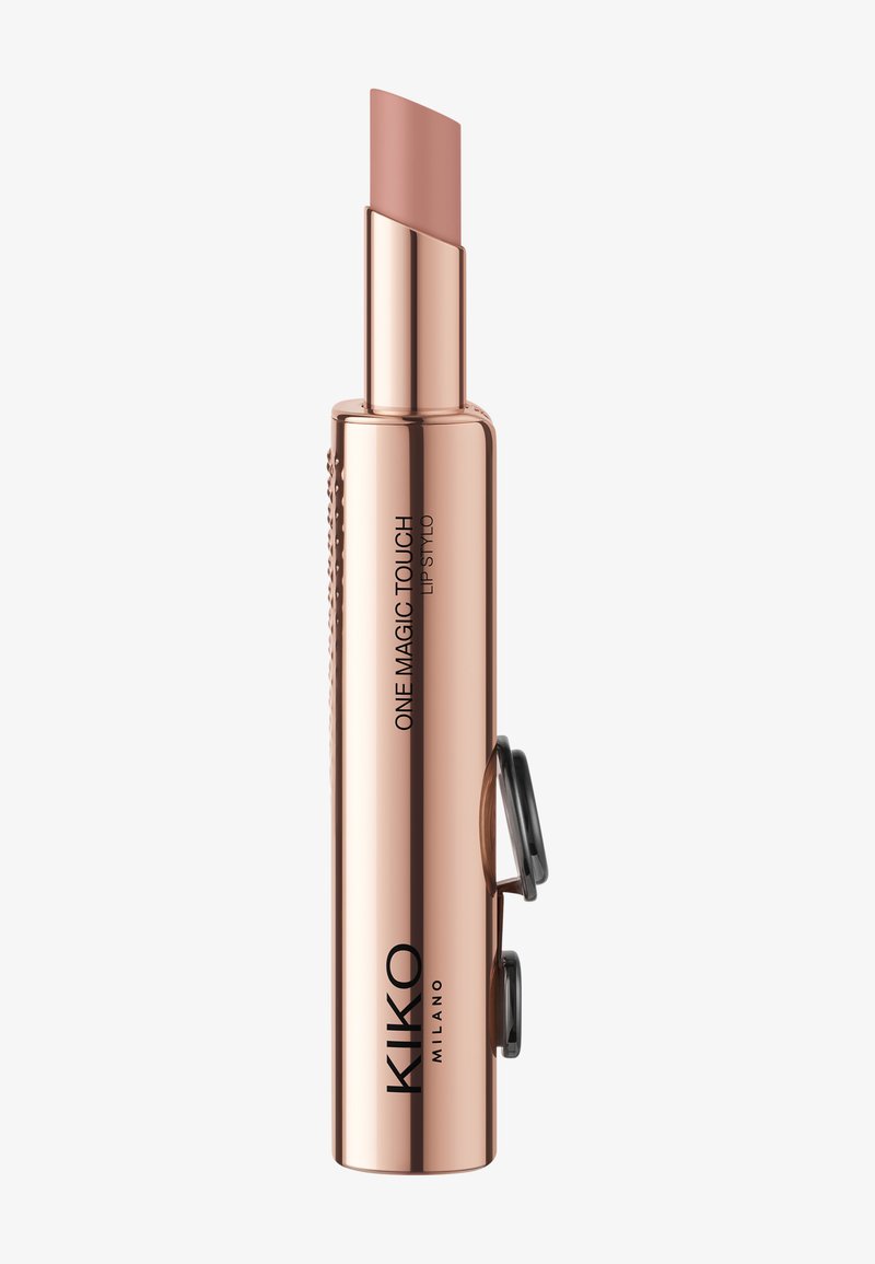 Contenitore di rossetto in oro rosa metallico con parte superiore inclinata, dotato di branding inciso e meccanismo a rotazione per l'applicazione.