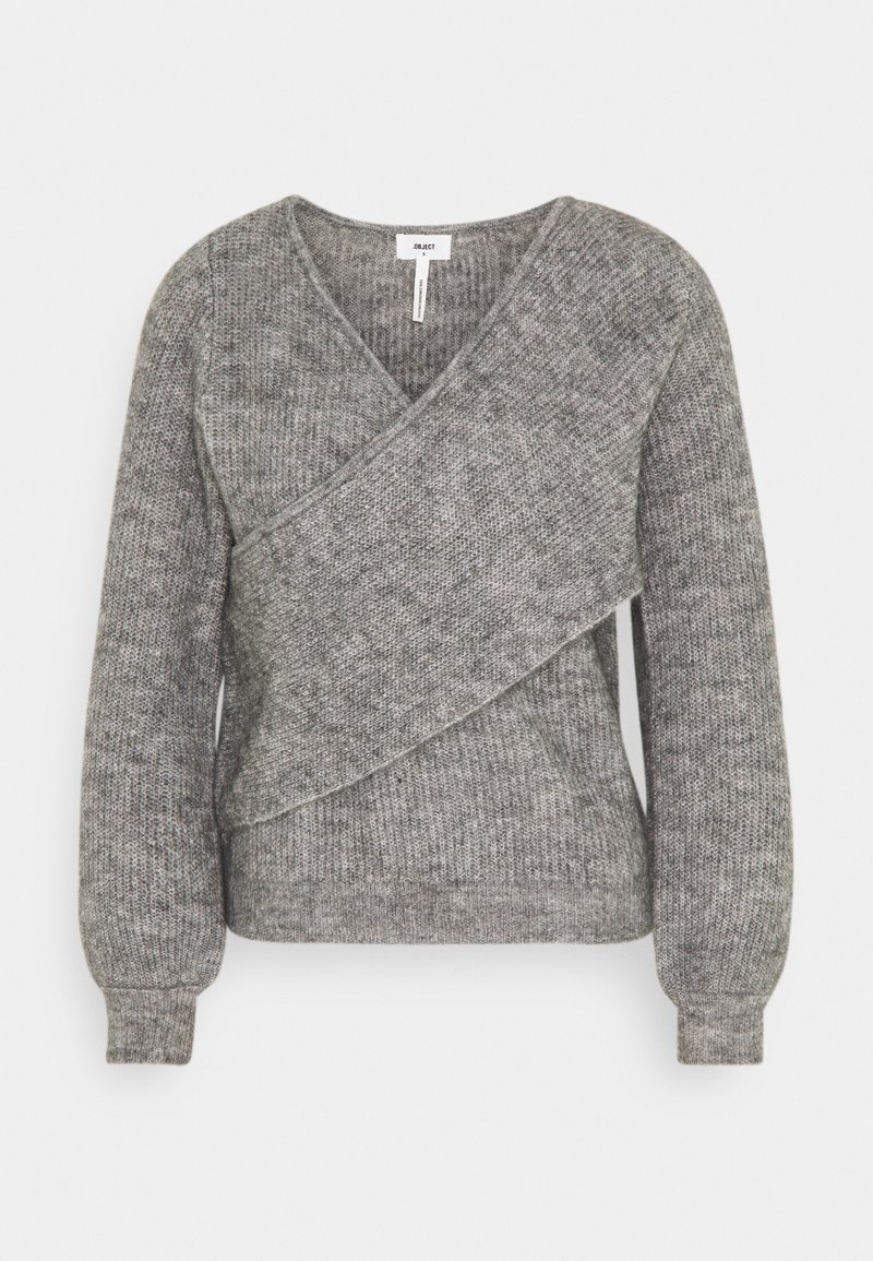 Pull gris à manches longues en tricot avec motif côtelé diagonal superposé sur le devant et poignets côtelés.
