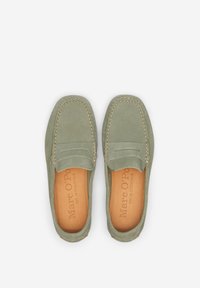 Lys grønne ruskinds loafers med et syet design, en moccasin tå og en glat læder indersål. Brandnavnet prentet indeni.
