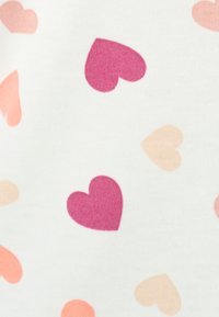 Tessuto bianco con un motivo di piccoli cuori in tonalità di rosa e pesca, di diverse dimensioni e distribuzione irregolare.