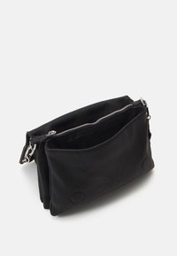 Sort læder crossbody-taske med en frontlomme med knaplukning og hovedrum med lynlås, vist åben med sølvfarvet hardware og aftagelig rem.
