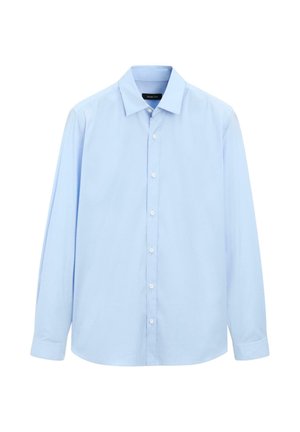 Chemise à manches longues bleu clair en coton, avec un col pointu et une fermeture à boutons, des poignets arrondis et une texture lisse.