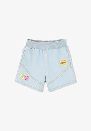 Shorts en denim bleu clair avec une ceinture élastique, dotés de deux patchs ronds en jaune et rose, ainsi que des coutures décoratives sur les côtés.