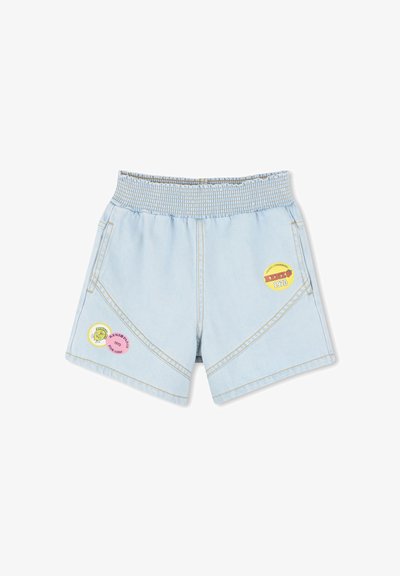Lichtblauwe denim shorts met een elastische tailleband, voorzien van twee ronde patches in geel en roze, en decoratieve stiksels aan de zijkanten.
