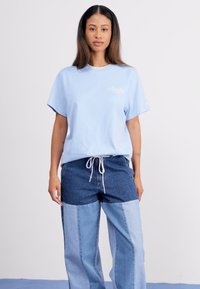 adidas Originals GRAPHIC TEE - Apdrukāts T-krekls - clear sky