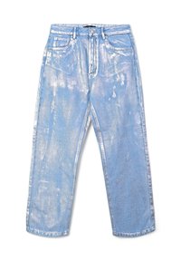 Jeans in denim blu chiaro con una forma rilassata e gamba dritta. Presentano sbiadimenti e leggeri segni di usura, cinque tasche e una chiusura a bottone.