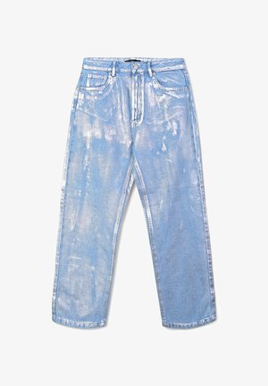 Jeans in denim blu chiaro con una forma rilassata e gamba dritta. Presentano sbiadimenti e leggeri segni di usura, cinque tasche e una chiusura a bottone.