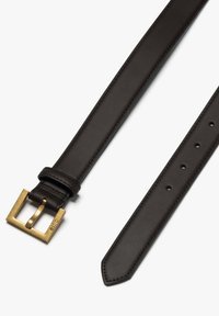 Zwarte leren riem met een gepolijste messing vierkante gesp, voorzien van meerdere gaten voor aanpassing en een gladde textuur doorheen.