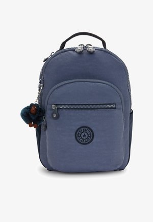 Zaino blu navy con tasca frontale con zip, maniglia superiore e piccolo portachiavi di peluche attaccato alla cerniera laterale.