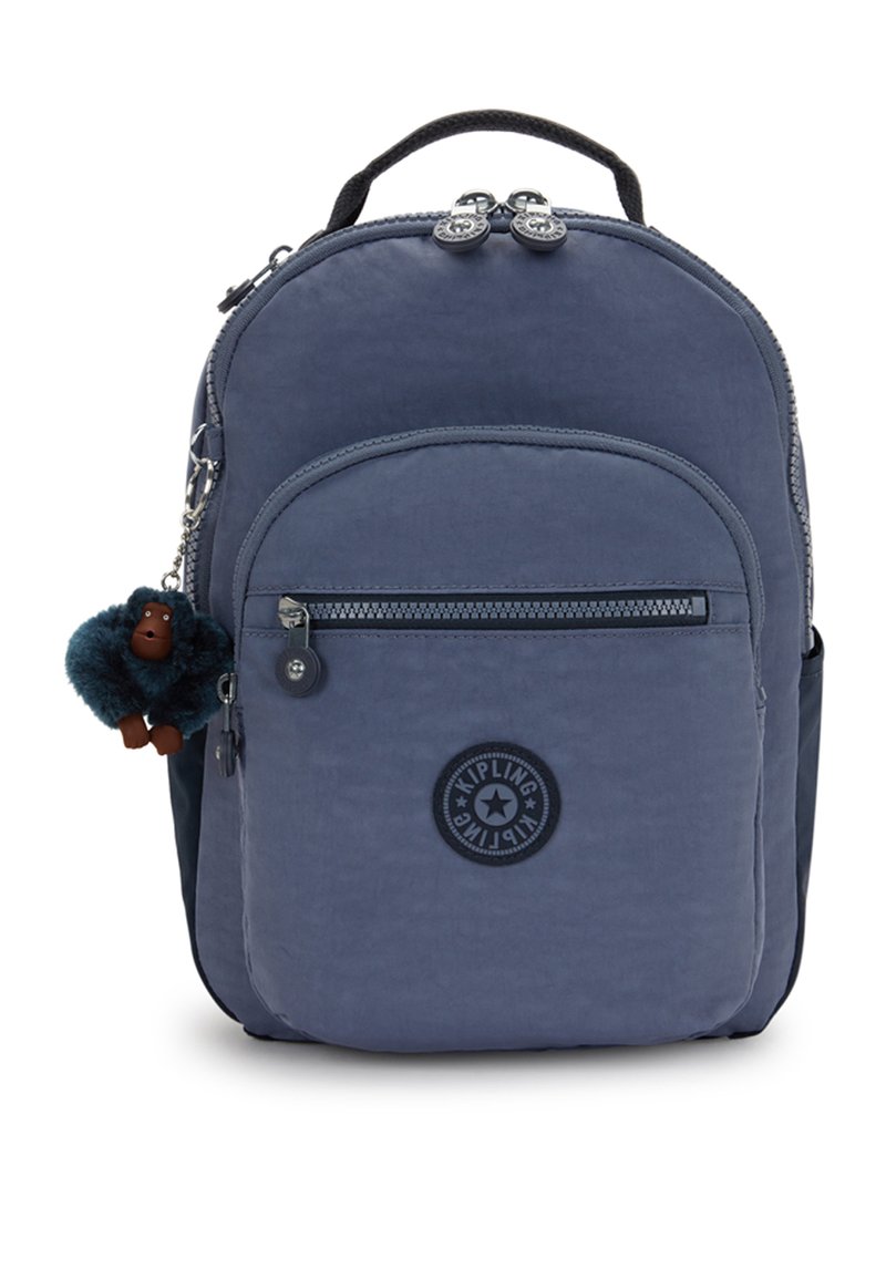 Sac à dos bleu marine avec poche avant zippée, poignée supérieure et un petit porte-clés en peluche attaché à la fermeture éclair latérale.