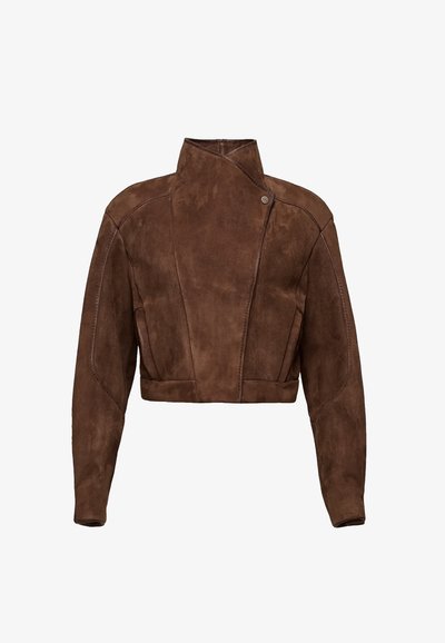 Hnědá semišová zkrácená bunda s vysokým límcem, asymetrickým zapínáním a prošitím pro strukturální efekt.