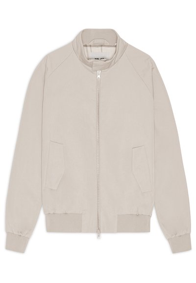 Giacca bomber beige con chiusura a zip, polsini e orlo a coste, e due tasche laterali. Tessuto liscio con un design minimalista.