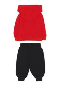 Rode hoodie met lange mouwen en een zwarte sweatpants met elastische tailleband. Beide stukken zijn gemaakt van een zachte stof, zonder patronen of accenten.
