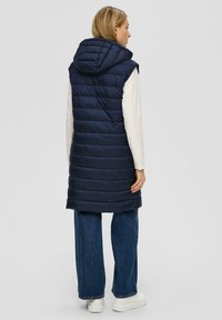 s.Oliver GESTEPPTE MIT ABNEHMBARER KAPUZE - Weste - navy