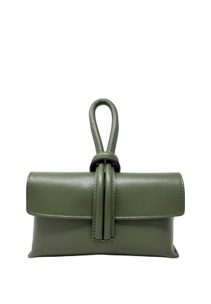 Piccola clutch in pelle verde oliva con chiusura a pattina e manico ad anello fissato al centro superiore.