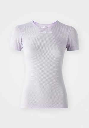 Camisola de ciclismo de manga curta lilás clara, feita de tecido em malha texturizada, com gola redonda e impressão discreta do logo ao centro.