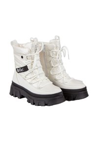 Białe, puszyste botki za kostkę z zamkiem z przodu, wyposażone w czarne, grube podeszwy, ozdobne sznurowanie oraz kontrastujący pasek z logo z boku.