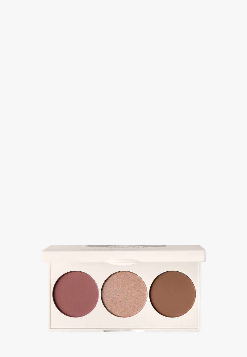 Palette de blush avec trois teintes : rose profond mat, champagne scintillant et marron chaud mat. Design compact dans un boîtier blanc, surface plate.