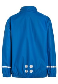 Blå vattentät jacka med hög krage, elastiska manschetter och midjeresår. Har reflexer och fyra runda detaljer på ryggen.