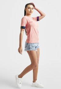 SIKSILK TAPED T-SHIRT - Triko s potiskem - coral