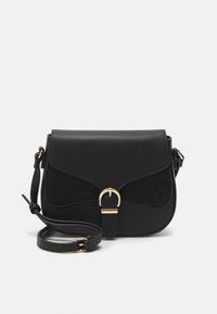 Czarna torba crossbody z gładkim przodem, zamszowymi akcentami, zapięciem na klapkę oraz złotą metalową klamrą. Regulowany pasek.