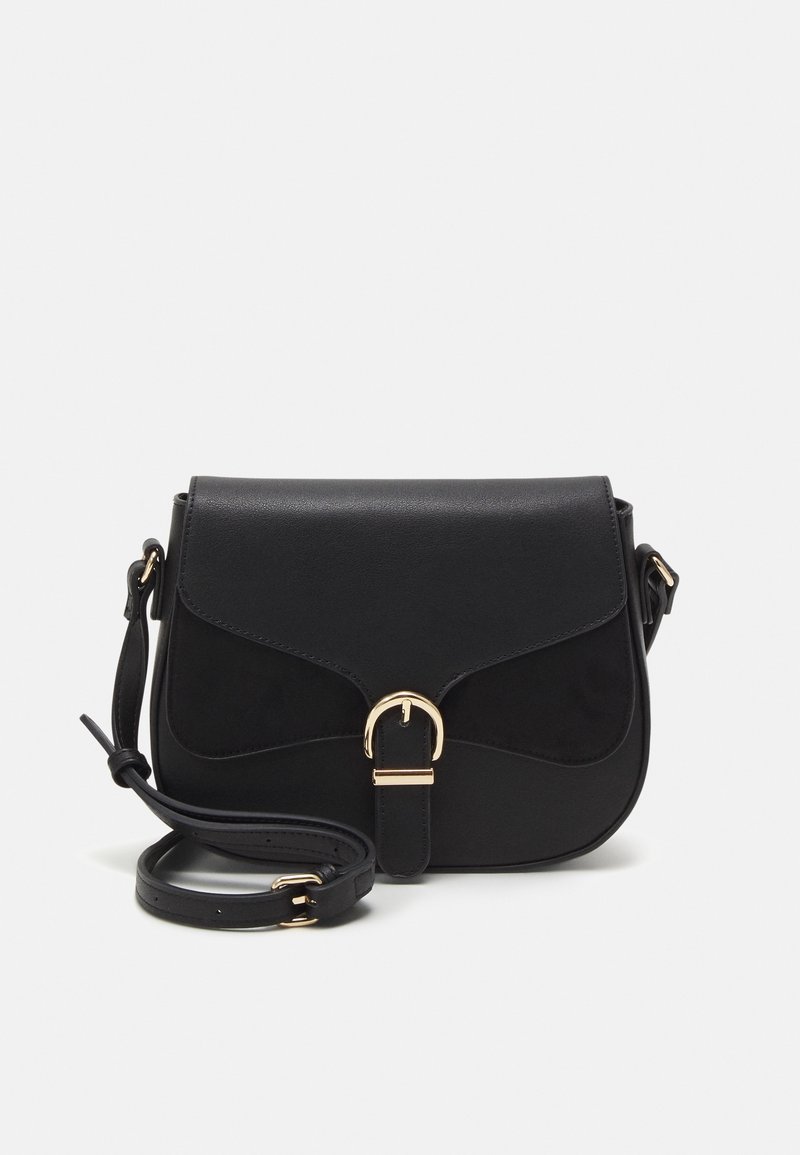 Czarna torba crossbody z gładkim przodem, zamszowymi akcentami, zapięciem na klapkę oraz złotą metalową klamrą. Regulowany pasek.