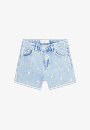 Lichtblauwe denim korte broek met kleine geborduurde gele citroenen en witte madeliefjes, voorzien van steekzakken aan de voorkant en een knoopsluiting.