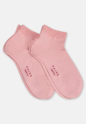 Ζευγάρι ροζ κάλτσες αστραγάλου με ριγωτές μανσέτες και το κείμενο "FALKE HAPPY" τυπωμένο στις σόλες, απλωμένες επίπεδα σε λευκό φόντο.