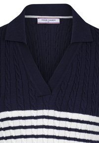 Polo a maglia blu navy e bianco, caratterizzato da una texture a trecce nella parte superiore e strisce orizzontali nella parte inferiore, con colletto a punta.