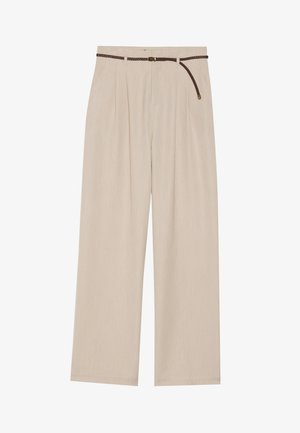 Beżowe spodnie z szerokimi nogawkami z plisami, wykonane z lekkiego materiału, z plecionym brązowym paskiem i prostym dołem.