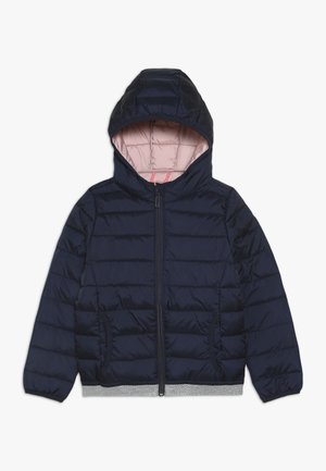 Chaqueta acolchada con capucha en azul marino, con cremallera frontal, dos bolsillos laterales y forro interior de color rosa claro. Puños elásticos y dobladillo gris.
