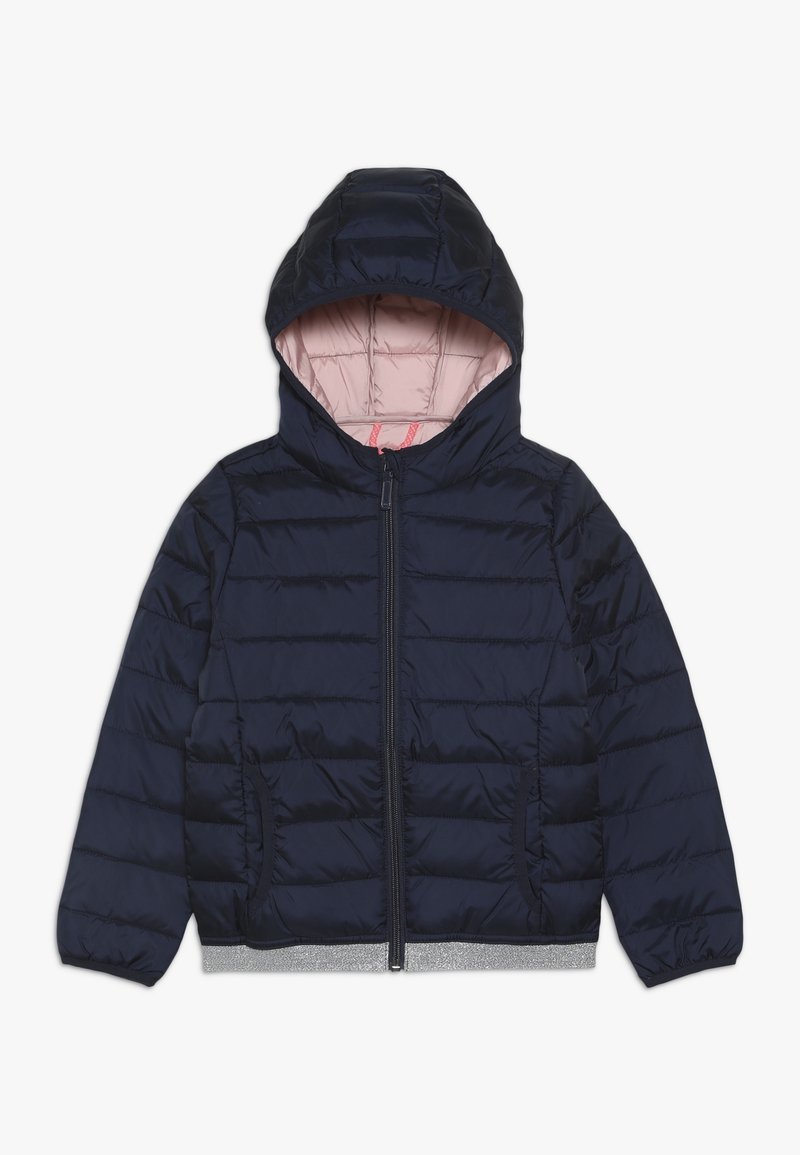 Veste matelassée à capuche bleu marine avec fermeture éclair devant, deux poches latérales et doublure intérieure rose clair. Poignets élastiques et ourlet gris.