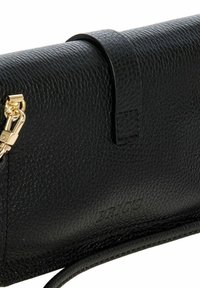 Portafoglio in pelle nera con texture a materiale granuloso e accessori in oro, dotato di chiusura a soffietto e dettagli impressi. Texture liscia con forma rettangolare compatta.