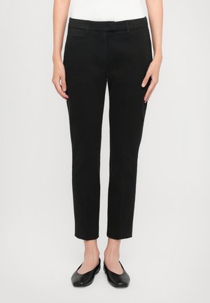 Pantaloni neri a sigaretta con una texture liscia, caratterizzati da una vita media e un design frontale piatto. Comprendono tasche posteriori e passanti per la cintura.