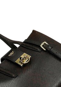 Zwartbruine handtas van structuurleer met rechthoekige vorm, gouden beslag en een sluiting met klepsluiting, voorzien van een riem en subtiel merklogo.