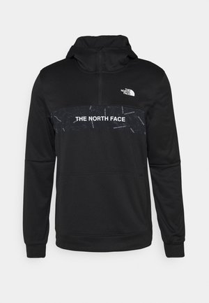 Czarna bluza z kapturem marki North Face z zamkiem na pół, logo na klatce piersiowej oraz ozdobną taśmą z nazwą marki.