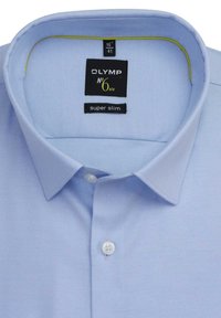 Lichtblauw super slim fit overhemd met een spitse kraag, een enkele knoopsluiting en een groene accent op de binnenkraag.