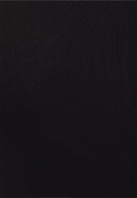 Tecido preto canelado com uma textura suave, apresentando finas linhas verticais. A superfície parece lisa com um leve brilho.