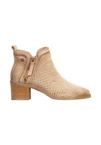 Bottine en daim beige avec un design perforé, fermeture éclair latérale, petite languette, bout rond et talon bloc empilé.