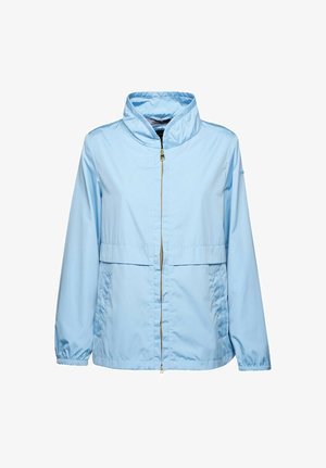 Chaqueta de rompevientos azul claro con cuello alto, cierre frontal con cremallera, diseño de hombros caídos y puños elásticos. Tela suave y ligera.
