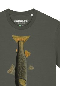 Olivgrünes T-Shirt mit einem detaillierten Fischgrafik in Schwarz-, Gelb- und Orangetönen, rundem Ausschnitt und kurzen Ärmeln.