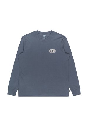 Langarm-T-Shirt aus schieferblauem Baumwollstoff mit Rundhalsausschnitt, das ein dezentes Logo auf der Brust sowie gerippte Bündchen und einen gerippten Saum aufweist.