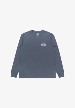 Langarm-T-Shirt aus schieferblauem Baumwollstoff mit Rundhalsausschnitt, das ein dezentes Logo auf der Brust sowie gerippte Bündchen und einen gerippten Saum aufweist.