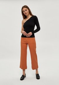 Desires DEFLORENCE PANTS - Bootcut-farkut - caramel brown
