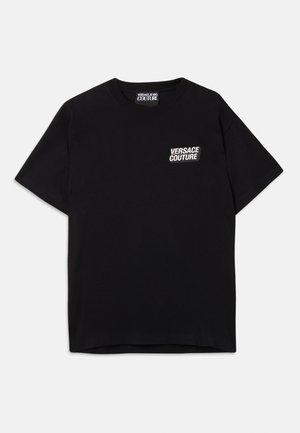 Svart bomull T-skjorte med korte ermer, med en hvit "VERSACE COUTURE" logo på venstre brystområde. Klassisk rund halsdesign.