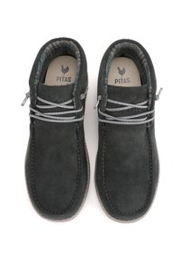 Bottines en suède gris foncé avec des doublures texturées, des lacets gris contrastants et une semelle en caoutchouc. Logo visible à l'intérieur de la chaussure.
