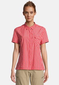 Camisa de cuadros rojo y blanco de manga corta con cuello abotonado y un bolsillo en la parte delantera, fabricada con un material ligero.