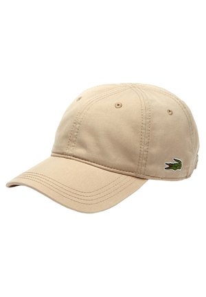 Beige katoenen baseballpet met gestikte panelen, ventilatiegaatjes, gebogen klep en klein groen krokodillenlogo aan de zijkant.