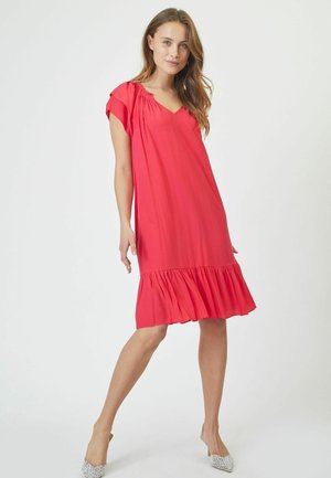 Rochie roșie, până la genunchi, cu decolteu în V, mâneci scurte cu volane și tiv ondulat. Fabricată dintr-un material neted, are o siluetă lejeră și fluidă.