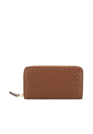 Braune Lederbrieftasche mit gewebtem Muster und Reißverschluss, rechteckige Form, auf weißem Hintergrund isoliert.